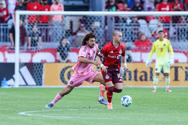 Toronto FC v Inter Miami CF In Toronto, Ontario, Canada, on September 27, 2025, Toronto FC s Djordje Mihailovic 10 (red (R)) carries the ball while marked by Maximiliano Falcon 37 (pink (L)) during a Major League Soccer game between Toronto FC and Inter Miami at BMO Field. Toronto Ontario Canada Copyright: xIndrawanxKumalax originalFilename:kumala-majorlea250927_npwgo