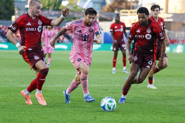 Toronto FC v Inter Miami CF In Toronto, Ontario, Canada, on September 27, 2025, Inter Miami attacking midfielder Lionel Messi 10 (pink (C)) carries the ball while marked by Djorje Mihailovic 10 (red (L)) and Kosi Thompson 6 (red (R)) during the Major League Soccer game between Toronto FC and Inter Miami at BMO Field. Toronto Ontario Canada Copyright: xIndrawanxKumalax originalFilename:kumala-majorlea250927_npwVQ