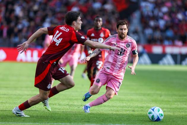 Toronto FC v Inter Miami CF In Toronto, Ontario, Canada, on September 27, 2025, Inter Miami attacking midfielder Lionel Messi 10 (pink (R)) tries to dribble past Alonso Coello 14 (red (L)) during the Major League Soccer game between Toronto FC and Inter Miami at BMO Field. Toronto Ontario Canada Copyright: xIndrawanxKumalax originalFilename:kumala-majorlea250927_np2Rp