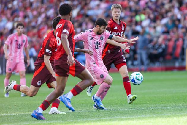 Toronto FC v Inter Miami CF In Toronto, Ontario, Canada, on September 27, 2025, Inter Miami attacking midfielder Lionel Messi 10 (pink) controls the ball while surrounded by Toronto FC defenders during the Major League Soccer game between Toronto FC and Inter Miami at BMO Field. Toronto Ontario Canada Copyright: xIndrawanxKumalax originalFilename:kumala-majorlea250927_np7v7