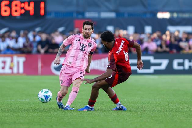 Toronto FC v Inter Miami CF In Toronto, Ontario, Canada, on September 27, 2025, Inter Miami attacking midfielder Lionel Messi 10 (pink (L)) tries to pass the ball past Kosi Thompson 6 (red (R)) during the Major League Soccer game between Toronto FC and Inter Miami at BMO Field. Toronto Ontario Canada Copyright: xIndrawanxKumalax originalFilename:kumala-majorlea250927_npaDI