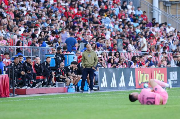 Toronto FC v Inter Miami CF In Toronto, Ontario, Canada, on September 27, 2025, Inter Miami head coach Javier Mascherano (in green) looks at the referee after Tadeo Allende is fouled during the Major League Soccer game between Toronto FC and Inter Miami at BMO Field. Toronto Ontario Canada Copyright: xIndrawanxKumalax originalFilename:kumala-majorlea250927_npcRE