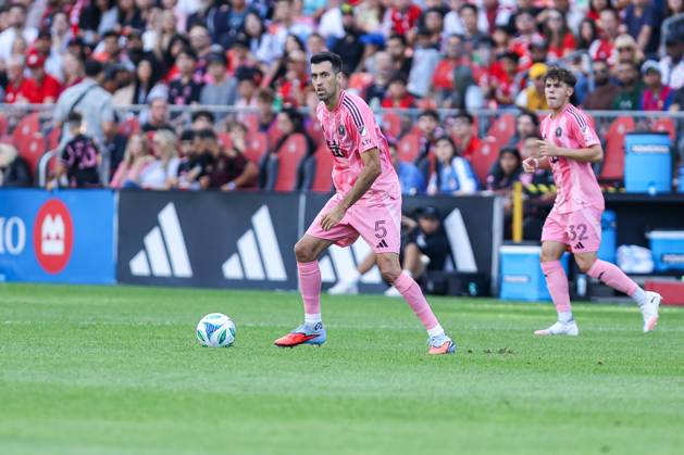 Toronto FC v Inter Miami CF In Toronto, Ontario, Canada, on September 27, 2025, Inter Miami midfielder Sergio Busquets 5 (pink) is in action during the Major League Soccer game between Toronto FC and Inter Miami at BMO Field. Toronto Ontario Canada Copyright: xIndrawanxKumalax originalFilename:kumala-majorlea250927_npfy9