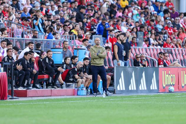 Toronto FC v Inter Miami CF In Toronto, Ontario, Canada, on September 27, 2025, Inter Miami head coach Javier Mascherano (green) leads the team in front of Inter Miami s bench during the Major League Soccer game between Toronto FC and Inter Miami at BMO Field. Toronto Ontario Canada Copyright: xIndrawanxKumalax originalFilename:kumala-majorlea250927_nphdc