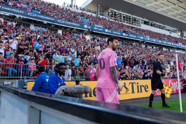 Toronto FC v Inter Miami CF In Toronto, Ontario, Canada, on September 27, 2025, Lionel Messi 10 (pink) prepares to take a corner kick at the Major League Soccer game between Toronto FC and Inter Miami at BMO Field. Toronto Ontario Canada Copyright: xIndrawanxKumalax originalFilename:kumala-majorlea250927_npJuS