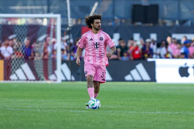 Toronto FC v Inter Miami CF In Toronto, Ontario, Canada, on September 27, 2025, Inter Miami defender Maximiliano Falcon 37 (pink) is in action during the Major League Soccer game between Toronto FC and Inter Miami at BMO Field. Toronto Ontario Canada Copyright: xIndrawanxKumalax originalFilename:kumala-majorlea250927_npKWJ