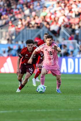 Toronto FC v Inter Miami CF In Toronto, Ontario, Canada, on September 27, 2025, Inter Miami attacking midfielder Lionel Messi 10 (pink (R)) tries to dribble past Alonso Coello 14 (red (L)) during the Major League Soccer game between Toronto FC and Inter Miami at BMO Field. Toronto Ontario Canada Copyright: xIndrawanxKumalax originalFilename:kumala-majorlea250927_npLSs