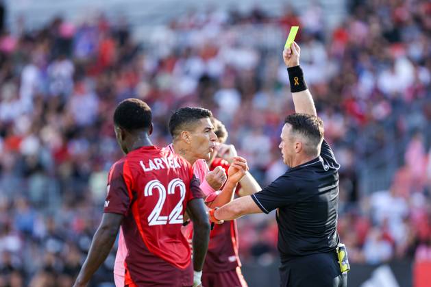 Toronto FC v Inter Miami CF In Toronto, Ontario, Canada, on September 27, 2025, Inter Miami striker Luis Suarez receives a yellow card following a heated argument with Toronto FC players during a Major League Soccer game between Toronto FC and Inter Miami at BMO Field. Toronto Ontario Canada Copyright: xIndrawanxKumalax originalFilename:kumala-majorlea250927_npTal