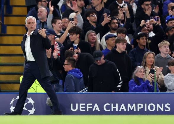 London, England, 30th September 2025.Jose Mourinho manager of Benfica during the Chelsea vs Benfica UEFA Champions League match at Stamford Bridge, London. Picture credit should read: David Klein Sportimage EDITORIAL USE ONLY. No use with unauthorised audio, video, data, fixture lists, club league logos or live services. Online in-match use limited to 120 images, no video emulation. No use in betting, games or single club league player publications. SPI_014_DK_Chelsea_Benfica SPI-4176-0014