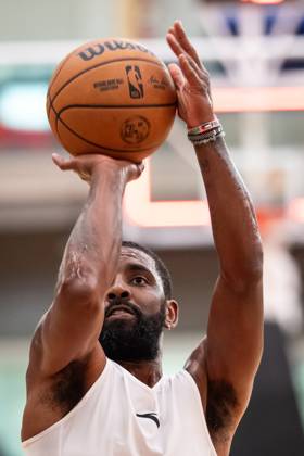 September 30, 2025, Vancouver, Bc, CANADA: Dallas Mavericks Kyrie Irving shoots during a training camp session at Simon Fraser University in Burnaby, B.C., Tuesday, Sept. 30, 2025. Canada News - September 30, 2025  - ZUMAc35_ 20250930_zaf_c35_121 Copyright: xEthanxCairnsx