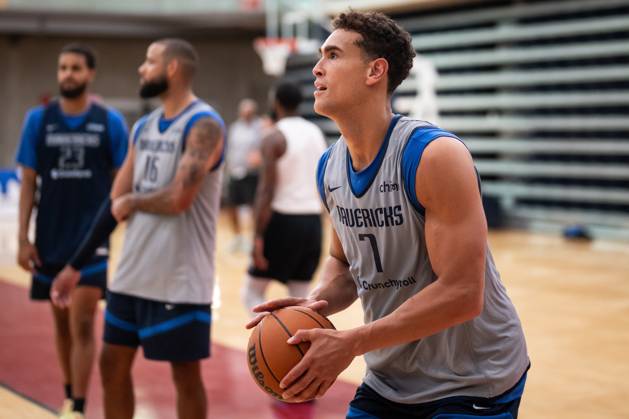 September 30, 2025, Vancouver, Bc, CANADA: Dallas Mavericks Dwight Powell shoots during a training camp session at Simon Fraser University in Burnaby, B.C., Tuesday, Sept. 30, 2025. Canada News - September 30, 2025  - ZUMAc35_ 20250930_zaf_c35_144 Copyright: xEthanxCairnsx