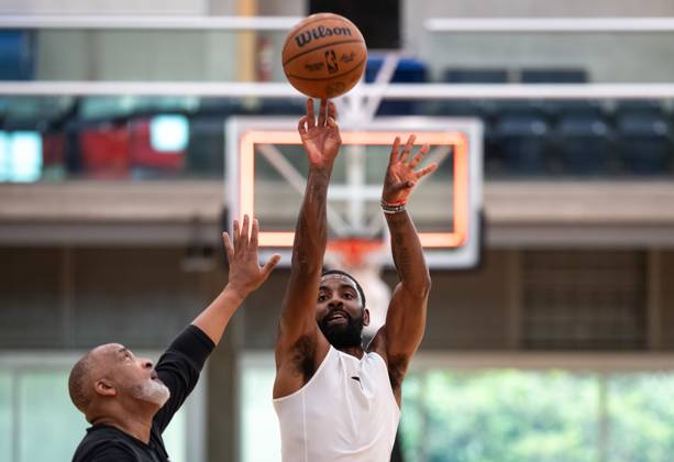 September 30, 2025, Vancouver, Bc, CANADA: Dallas Mavericks Kyrie Irving shoots during a training camp session at Simon Fraser University in Burnaby, B.C., Tuesday, Sept. 30, 2025. Canada News - September 30, 2025  - ZUMAc35_ 20250930_zaf_c35_165 Copyright: xEthanxCairnsx