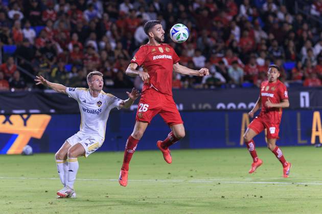 October 1, 2025, Carson, California, USA: Paulinho 26 of Toluca FC receives the ball as John Nelson 14 of the LA Galaxy defends during their 2025 Michelob ULTRA Campeones Cup match on Wednesday October 1, 2025 at the Dignity Health Sports Park in Carson, California. Toluca defeats Galaxy, 3-2. ARIANA RUIZ PI Carson USA - ZUMAp124 20251001_zaa_p124_053 Copyright: xArianaxRuizx