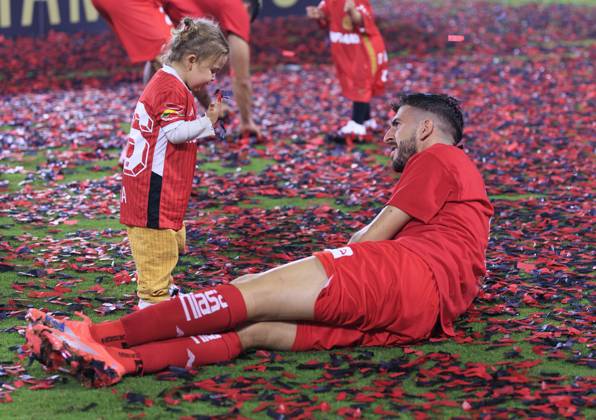 October 1, 2025, Carson, California, USA: Paulinho 26 of Toluca FC with his daughter during the award ceremony after their 2025 Michelob ULTRA Campeones Cup match against the LA Galaxy on Wednesday October 1, 2025 at the Dignity Health Sports Park in Carson, California. Toluca defeats Galaxy, 3-2. ARIANA RUIZ PI Carson USA - ZUMAp124 20251001_zaa_p124_055 Copyright: xArianaxRuizx