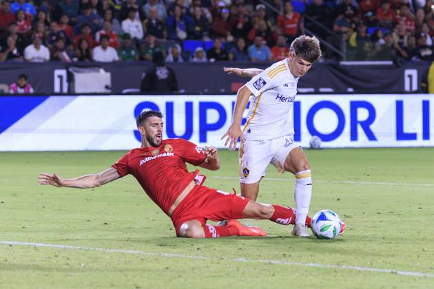 October 1, 2025, Carson, California, USA: Paulinho 26 of Toluca FC attempts to slide tackle Harbor Miller 26 of the LA Galaxy during their 2025 Michelob ULTRA Campeones Cup match on Wednesday October 1, 2025 at the Dignity Health Sports Park in Carson, California. Toluca defeats Galaxy, 3-2. ARIANA RUIZ PI Carson USA - ZUMAp124 20251001_zaa_p124_074 Copyright: xArianaxRuizx