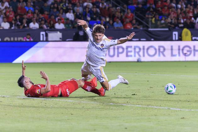 October 1, 2025, Carson, California, USA: Paulinho 26 of Toluca FC attempts to slide tackle Harbor Miller 26 of the LA Galaxy during their 2025 Michelob ULTRA Campeones Cup match on Wednesday October 1, 2025 at the Dignity Health Sports Park in Carson, California. Toluca defeats Galaxy, 3-2. ARIANA RUIZ PI Carson USA - ZUMAp124 20251001_zaa_p124_075 Copyright: xArianaxRuizx