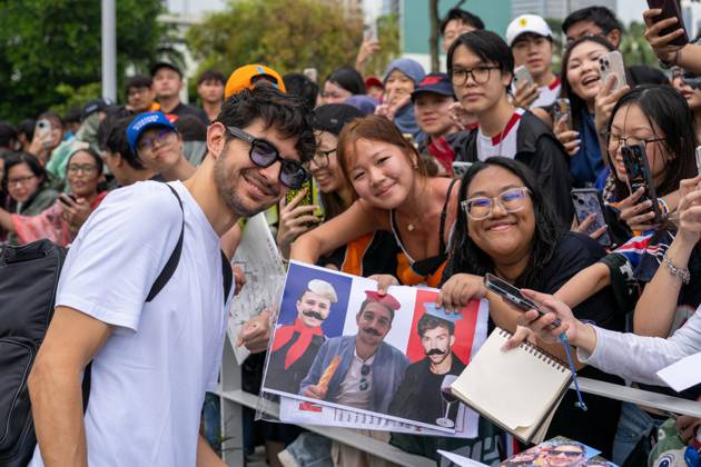 Formula 1 Singapore Airlines Singapore Grand Prix - Arrivals Esteban Ocon (Fra) of Haas F1 Team 31 smiling and interacting with the fans with a funny sign with French drivers and moustaches on Thursday (Media Day) during Formula 1 Singapore Airlines Singapore Grand Prix 2025 at the Marina Bay Street Circuit Singapore on October 2, 2025. Photo by Antoine Lapeyre ABACAPRESS.COM Singapore Singapore Copyright: xLapeyrexAntoine ABACAx