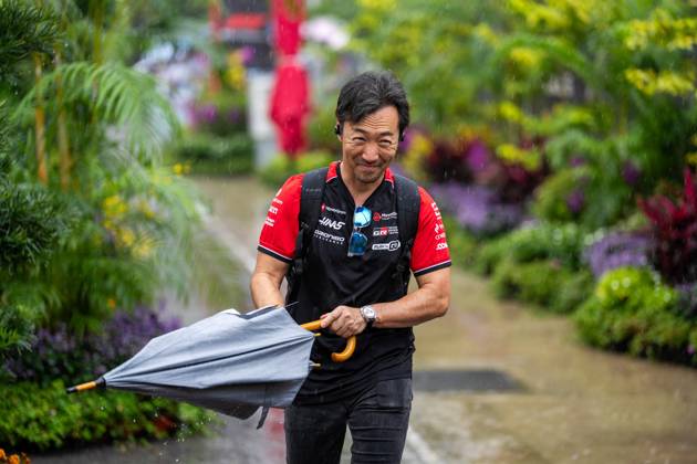 Formula 1 Singapore Airlines Singapore Grand Prix - Arrivals Ayao Komatsu (JAP) – Team Principal, Haas F1 Team entering the paddock under the rain on Thursday (Media Day) during Formula 1 Singapore Airlines Singapore Grand Prix 2025 at the Marina Bay Street Circuit Singapore on October 2, 2025. Photo by Antoine Lapeyre ABACAPRESS.COM Singapore Singapore Copyright: xLapeyrexAntoine ABACAx
