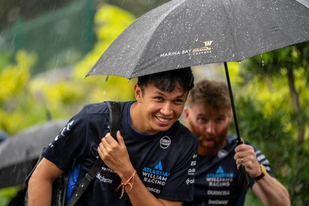 Formula 1 Singapore Airlines Singapore Grand Prix - Arrivals Alexander Albon (Tha) of Williams Racing 23 entering the paddock under the rain on Thursday (Media Day) during Formula 1 Singapore Airlines Singapore Grand Prix 2025 at the Marina Bay Street Circuit Singapore on October 2, 2025. Photo by Antoine Lapeyre ABACAPRESS.COM Singapore Singapore Copyright: xLapeyrexAntoine ABACAx