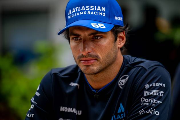 MARINA BAY, SINGAPORE: Carlos Sainz, racing for the Williams Racing team during the 2025 Formula 1 Singapore Grand Prix at the Marina Bay Street Circuit in Marina Bay, Singapore
