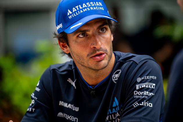 MARINA BAY, SINGAPORE: Carlos Sainz, racing for the Williams Racing team during the 2025 Formula 1 Singapore Grand Prix at the Marina Bay Street Circuit in Marina Bay, Singapore