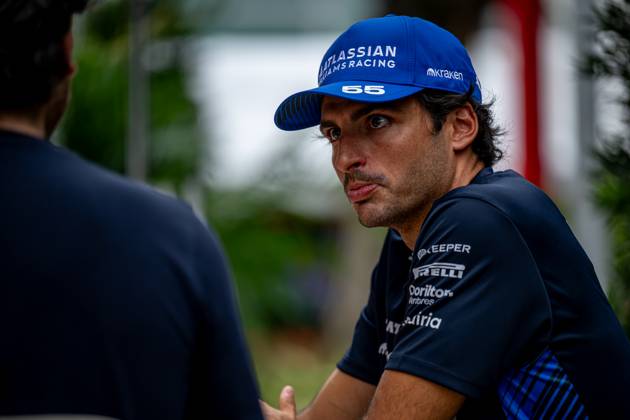 MARINA BAY, SINGAPORE: Carlos Sainz, racing for the Williams Racing team during the 2025 Formula 1 Singapore Grand Prix at the Marina Bay Street Circuit in Marina Bay, Singapore