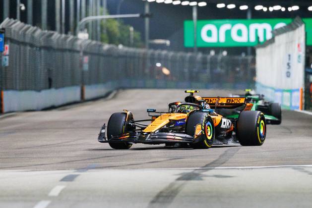 October 3, 2025, Singapore, Singapore: Lando Norris of Great Britain drives the (4) McLaren Formula 1 Team MCL39 during the practice session two ahead of the F1 Grand Prix of Singapore at the Marina Bay Street Circuit. Singapore Singapore - ZUMAs197 20251003_aaa_s197_190 Copyright: xGeorgexHitchensx
