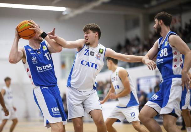 BASKETBALL PRO B SUED 2 GAME DAY BASKETBALL LÖWEN VS BBC COBURG FOR EDITORIAL PURPOSES ONLY p 03 10 2025 Erfurt Basketball ProB Süd Saison 2025 2026 Hauptrunde Riethsporthalle Erfurt 2 Spieltag Basketball Loewen BBC Coburg im Foto Ole Theiß 17 BBC Coburg , Jasper Brand 21 CATL Basketball Löwen , Finn Döntgens 38 BBC Coburg Deutschland Thueringen Erfurt Copyright SaschaxFromm Copyright: SaschaxFromm doc82o15o4dx0gm6zc65ny ,EDITORIAL USE ONLY Copyright: SaschaxFromm