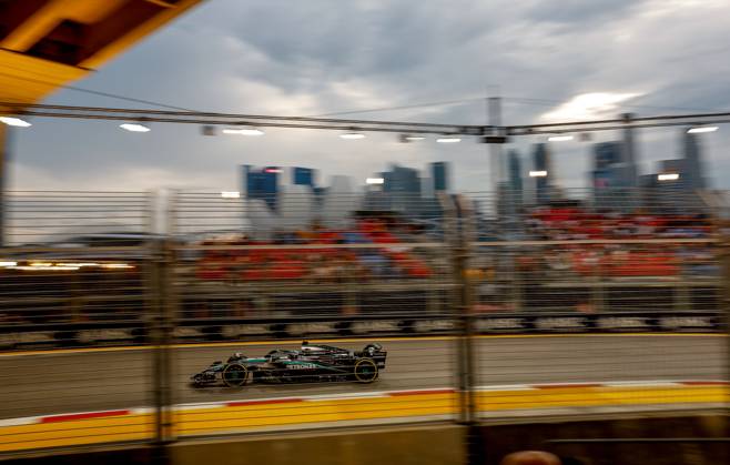 F1 - SINGAPORE GRAND PRIX 2025 63 RUSSELL George (gbr), Mercedes AMG F1 Team W16, action during the 2025 Formula 1 Singapore Grand Prix, 18th round of the 2025 FIA Formula One World Championship, WM, Weltmeisterschaft from October 3 to 5, 2025 on the Marina Bay Street Circuit, in Singapore - SingaporeSingapore Copyright: xDPPIx