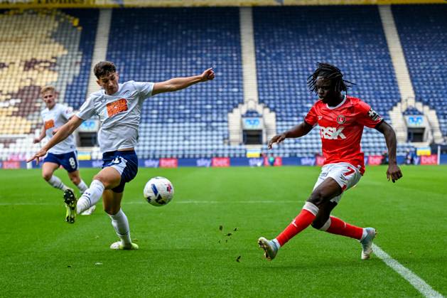 Sky Bet Championship Preston North End v Charlton Athletic Tyreece Campbell of Charlton Athletic puts in a cross during the Sky Bet Championship match Preston North End vs Charlton Athletic at Deepdale, Preston, United Kingdom, 4th October 2025 (Photo by Adam Gee News Images) Preston Deepdale Lancashire United Kingdom Copyright: xAdamxGee NewsxImagesx