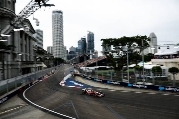 F1 - SINGAPORE GRAND PRIX 2025 44 HAMILTON Lewis (gbr), Scuderia Ferrari SF-25, action during the 2025 Formula 1 Singapore Grand Prix, 18th round of the 2025 FIA Formula One World Championship, WM, Weltmeisterschaft from October 3 to 5, 2025 on the Marina Bay Street Circuit, in Singapore - SingaporeSingapore Copyright: xEricxAlonsox