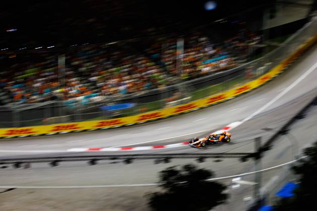 October 4, 2025, Singapore, Singapore: Lando Norris of Great Britain drives the (4) McLaren Formula 1 Team MCL39 during qualifying ahead of the F1 Grand Prix of Singapore at the Marina Bay Street Circuit. Singapore Singapore - ZUMAs197 20251004_aaa_s197_314 Copyright: xGeorgexHitchensx