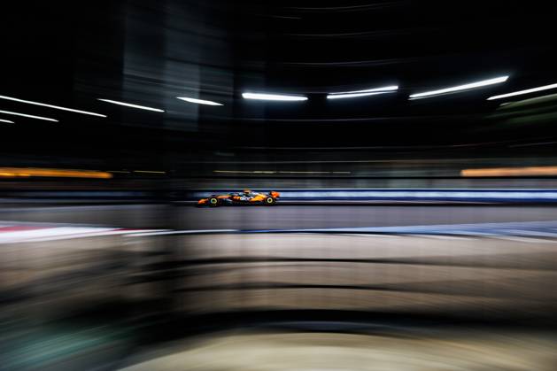 October 4, 2025, Singapore, Singapore: Lando Norris of Great Britain drives the (4) McLaren Formula 1 Team MCL39 during qualifying ahead of the F1 Grand Prix of Singapore at the Marina Bay Street Circuit. Singapore Singapore - ZUMAs197 20251004_aaa_s197_339 Copyright: xGeorgexHitchensx