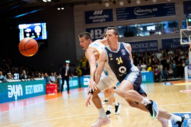 easycredit BBL Basketball Bundesliga 2025 2026 3 Matchday 05 10 2025 Science City Jena vs ALBA Berlin v re Battle for the ball Justin Bean ALBA vs Joe Wieskamp Jena Sparkassen Arena
