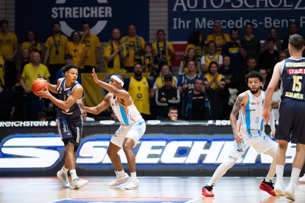 easycredit BBL Basketball Bundesliga 2025 2026 3 Matchday 05 10 2025 Science City Jena vs ALBA Berlin v li on the ball Jack Kayil Alba vs Chris Carter Jena Sparkassen Arena