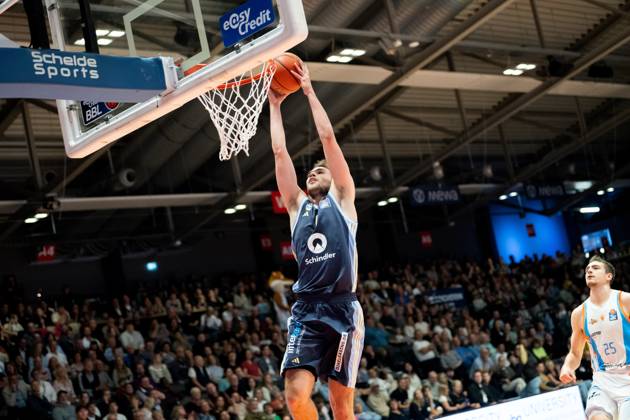 easycredit BBL Basketball Bundesliga 2025 2026 3 Matchday 05 10 2025 Science City Jena vs ALBA Berlin Malte Delow ALBA with the Dunking Right Lorenz Bank Jena Sparkassen Arena