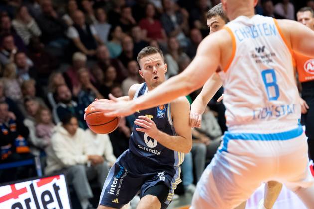 easycredit BBL Basketball Bundesliga 2025 2026 3 Matchday 05 10 2025 Science City Jena vs ALBA Berlin from left Martin Hermannsson ALBA on the ball against Lorenz Bank Jena, hidden Sparkassen Arena