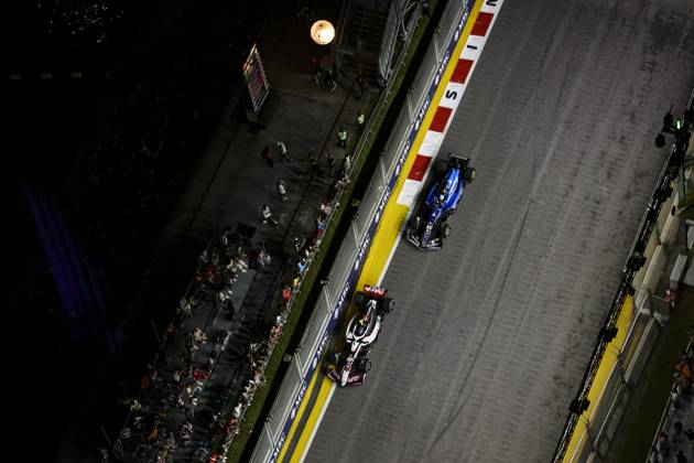 F1 - SINGAPORE GRAND PRIX 2025 87 BEARMAN Ollie Oliver (gbr), Haas F1 Team VF-25 Ferrari, action 23 ALBON Alexander (tha), Williams Racing FW47, action during the 2025 Formula 1 Singapore Grand Prix, 18th round of the 2025 FIA Formula One World Championship, WM, Weltmeisterschaft from October 3 to 5, 2025 on the Marina Bay Street Circuit, in Singapore - SingaporeSingapore Copyright: xXavixBonillax