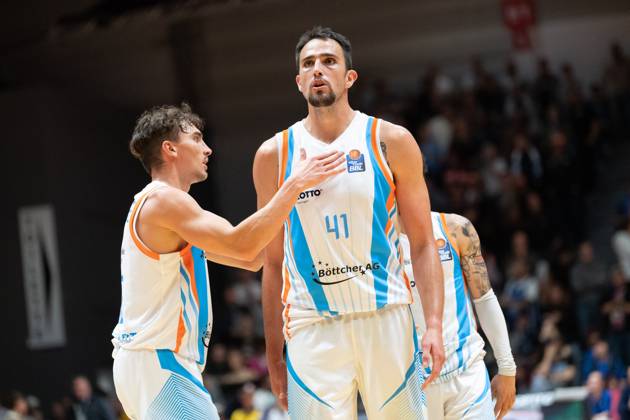 easycredit BBL Basketball Bundesliga 2025 2026 3 Matchday 05 10 2025 Science City Jena vs ALBA Berlin Center Alexander Herrera Jena after a missed free throw, teammate Kristofer Krause Jena consoles Sparkassen Arena