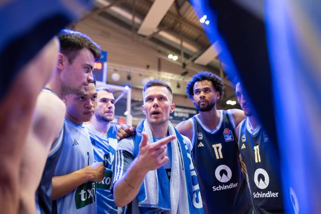 easycredit BBL Basketball Bundesliga 2025 2026 3 Matchday 05 10 2025 Science City Jena vs ALBA Berlin The players of ALBA Berlin stand together after the victory in Jena Center Martin Hermannsson speaks to the team Sparkassen Arena