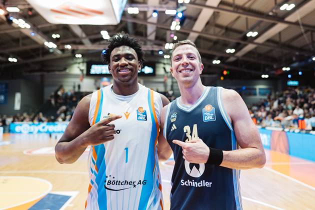 easycredit BBL Basketball Bundesliga 2025 2026 3 Matchday 05 10 2025 Science City Jena vs ALBA Berlin stand together after the game from left Great Osobor Jena and Justin Bean ALBA Sparkassen Arena