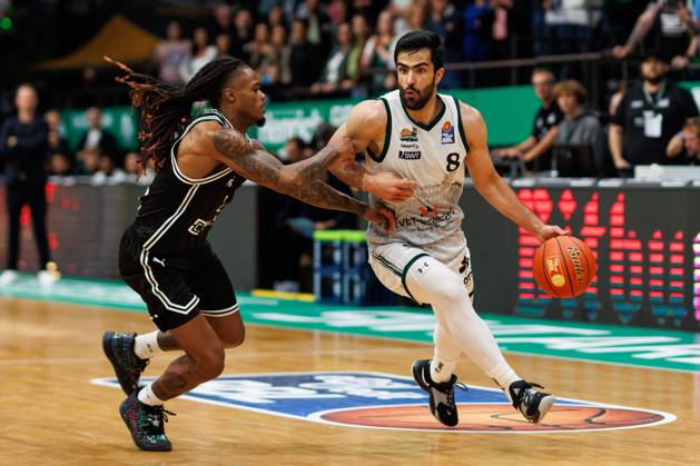 Behnam Yakhchali Gladiators Trier in a duel with Cobe Williams BMA365 Bamberg Baskets , Vet Concept Gladiators Trier vs BMA365 Bamberg Baskets, Basketball, easyCredit BBL, Matchday 3, Season 2025 2026, 05 10 2025 Vet Concept Gladiators Trier vs BMA365 Bamberg Baskets, Basketball, easyCredit BBL, Matchday 3, Season 2025 2026, 05 10 2025 Copyright: xEibner-Pressefoto AlexanderxNeisx EP_ANS