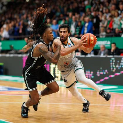 Behnam Yakhchali Gladiators Trier in a duel with Cobe Williams BMA365 Bamberg Baskets , Vet Concept Gladiators Trier vs BMA365 Bamberg Baskets, Basketball, easyCredit BBL, Matchday 3, Season 2025 2026, 05 10 2025 Vet Concept Gladiators Trier vs BMA365 Bamberg Baskets, Basketball, easyCredit BBL, Matchday 3, Season 2025 2026, 05 10 2025 Copyright: xEibner-Pressefoto AlexanderxNeisx EP_ANS