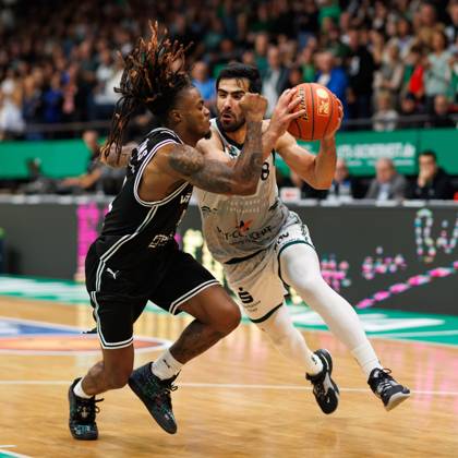 Behnam Yakhchali Gladiators Trier in a duel with Cobe Williams BMA365 Bamberg Baskets , Vet Concept Gladiators Trier vs BMA365 Bamberg Baskets, Basketball, easyCredit BBL, Matchday 3, Season 2025 2026, 05 10 2025 Vet Concept Gladiators Trier vs BMA365 Bamberg Baskets, Basketball, easyCredit BBL, Matchday 3, Season 2025 2026, 05 10 2025 Copyright: xEibner-Pressefoto AlexanderxNeisx EP_ANS