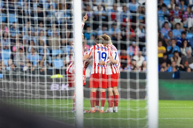 Real Club Celta de Vigo v Club Atletico de Madrid - LaLiga EA Sports VIGO, SPAIN - OCTOBER 5: Players of Atletico de Madrid celebrate their side s first goal, an own goal by Carl Starfelt of Celta Vigo (not pictured) during the LaLiga EA Sports match between Real Club Celta de Vigo and Club Atletico de Madrid at Estadio Abanca-Balaidos on October 5, 2025 in Vigo, Spain. (Photos by Diego Simon Photo Players Images Magara Press) Vigo Estadio Abanca-Balaidos Spain Copyright: xDiegoxSimonx
