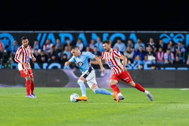 Real Club Celta de Vigo v Club Atletico de Madrid - LaLiga EA Sports VIGO, SPAIN - OCTOBER 5: Ferran Jutgla of RC Celta de Vigo competes for the ball with Clement Lenglet of Atletico de Madrid during the LaLiga EA Sports match between Real Club Celta de Vigo and Club Atletico de Madrid at Estadio Abanca-Balaidos on October 5, 2025 in Vigo, Spain. (Photos by Diego Simon Photo Players Images Magara Press) Vigo Estadio Abanca-Balaidos Spain Copyright: xDiegoxSimonx