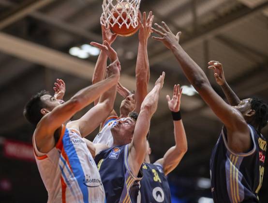 BASKETBALL EASYCREDIT BBL 3 GAME DAY SCIENCE CITY JENA ALBA BERLIN FOR EDITORIAL PURPOSES ONLY p 05 10 2025 Jena Basketball easyCredit BBL 1 Basketball Bundesliga Season 2025 2026 3 Matchday Sparkassen Arena Science City Jena ALBA Berlin in photo Kristofer Krause 36 Science City Jena , Alexander James Herrera 41 Science City Jena , Jonas Mattisseck 9 ALBA BERLIN , Justin Bean 34 ALBA BERLIN , J wan Roberts 13 ALBA BERLIN Germany Thueringen Jena Copyright SaschaxFromm Copyright: SaschaxFromm doc82p1tey6zfs9owtcax6 ,EDITORIAL USE ONLY Copyright: SaschaxFromm