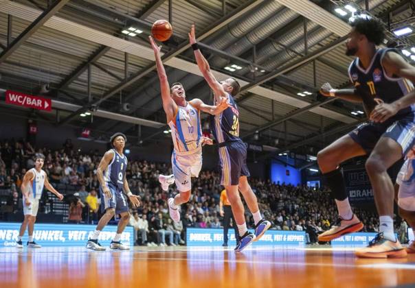BASKETBALL EASYCREDIT BBL 3 GAME DAY SCIENCE CITY JENA ALBA BERLIN FOR EDITORIAL PURPOSES ONLY p 05 10 2025 Jena Basketball easyCredit BBL 1 Basketball Bundesliga Saison 2025 2026 3 Spieltag Sparkassen Arena Science City Jena ALBA Berlin im Foto Joe Wieskamp 10 Science City Jena in a duel with Justin Bean 34 ALBA BERLIN Germany Thueringen Jena Copyright SaschaxFromm Copyright: SaschaxFromm doc82p1va8y6ttclxn7l2i ,EDITORIAL USE ONLY Copyright: SaschaxFromm