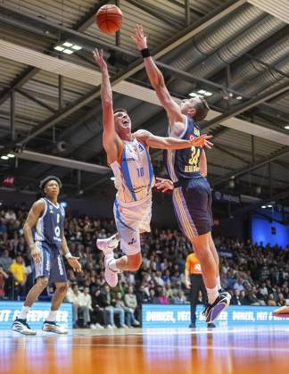 BASKETBALL EASYCREDIT BBL 3 GAME DAY SCIENCE CITY JENA ALBA BERLIN FOR EDITORIAL PURPOSES ONLY p 05 10 2025 Jena Basketball easyCredit BBL 1 Basketball Bundesliga Saison 2025 2026 3 Spieltag Sparkassen Arena Science City Jena ALBA Berlin im Foto Joe Wieskamp 10 Science City Jena in a duel with Justin Bean 34 ALBA BERLIN Germany Thueringen Jena Copyright SaschaxFromm Copyright: SaschaxFromm doc82p1vc7gmwwpbs7nfvj ,EDITORIAL USE ONLY Copyright: SaschaxFromm