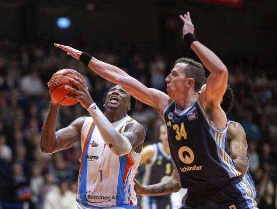 BASKETBALL EASYCREDIT BBL 3 GAME DAY SCIENCE CITY JENA ALBA BERLIN FOR EDITORIAL PURPOSES ONLY p 05 10 2025 Jena Basketball easyCredit BBL 1 Basketball Bundesliga Saison 2025 2026 3 Spieltag Sparkassen Arena Science City Jena ALBA Berlin im Foto Great Osobor 1 Science City Jena in duel with Justin Bean 34 ALBA BERLIN Germany Thueringen Jena Copyright SaschaxFromm Copyright: SaschaxFromm doc82p1u9wpdhcilwrlh8j ,EDITORIAL USE ONLY Copyright: SaschaxFromm